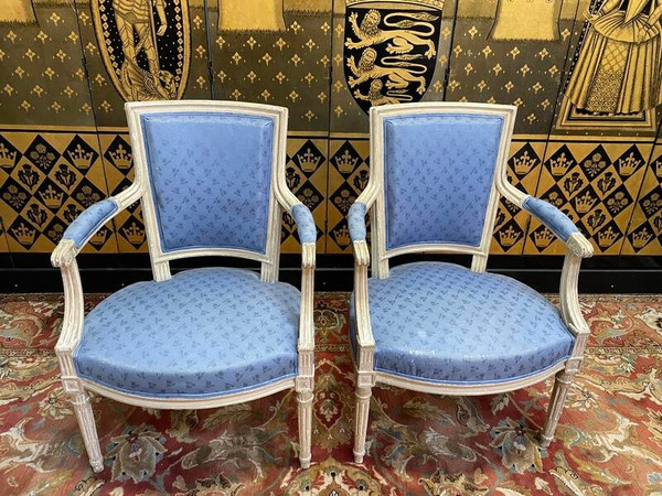 Paire de fauteuils cabriolets de style Louis XVI