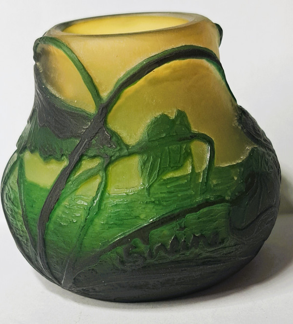 Vase miniature en pate de verre signé Sireine décor a la grenouille