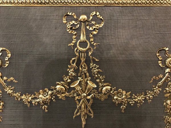 Beautiful Louis XVI style bronze fireplace screen from the 19th century.
