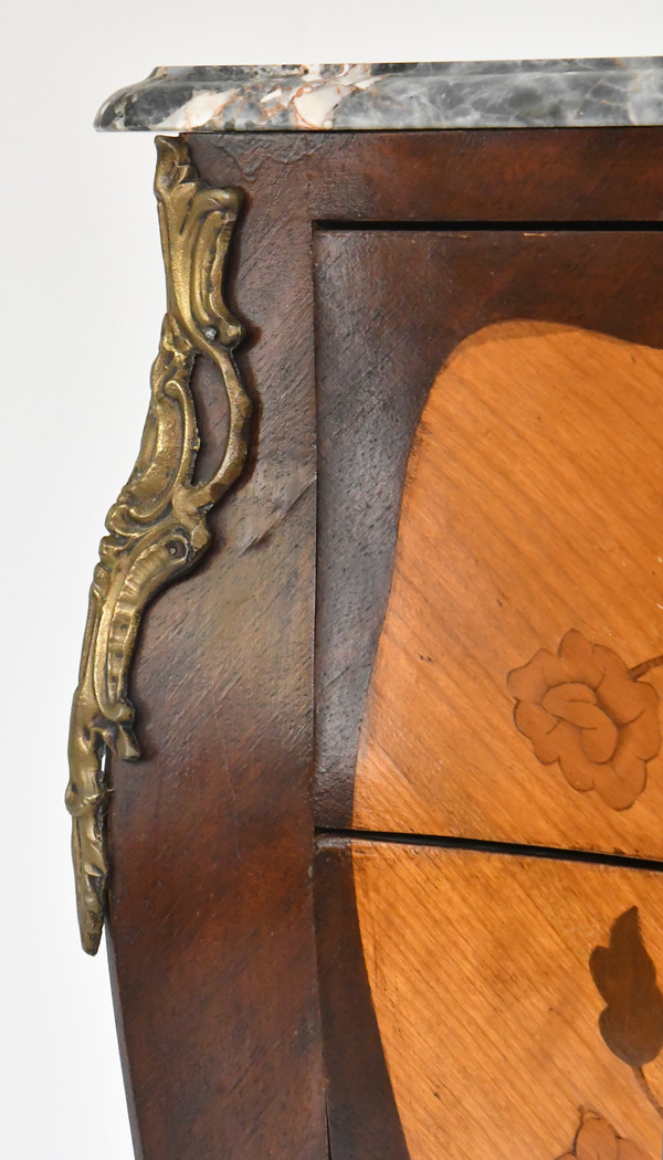 Cassettiera in stile Luigi XV con frontale curvo