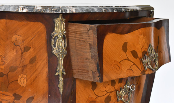 Cassettiera in stile Luigi XV con frontale curvo