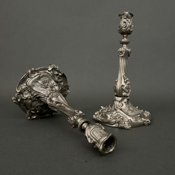 Ein Paar Kerzenhalter aus dem 19. Jahrhundert im Stil von Louis XV aus versilberter Bronze