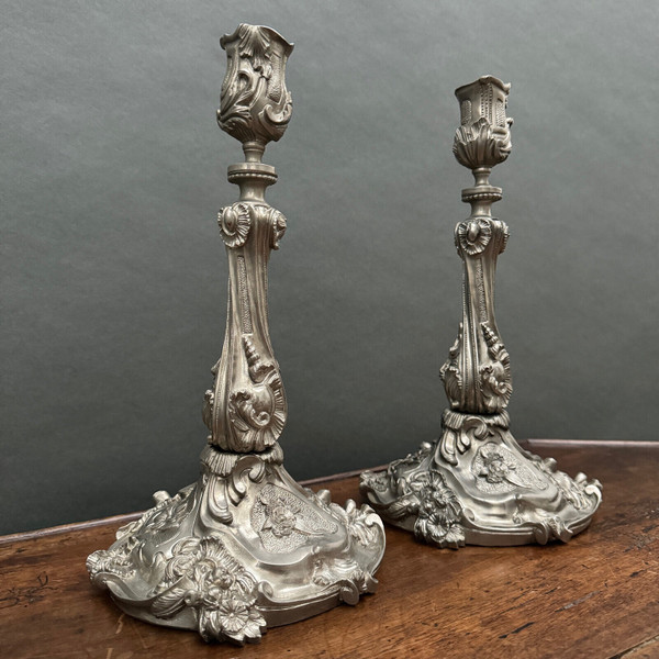 Ein Paar Kerzenhalter aus dem 19. Jahrhundert im Stil von Louis XV aus versilberter Bronze