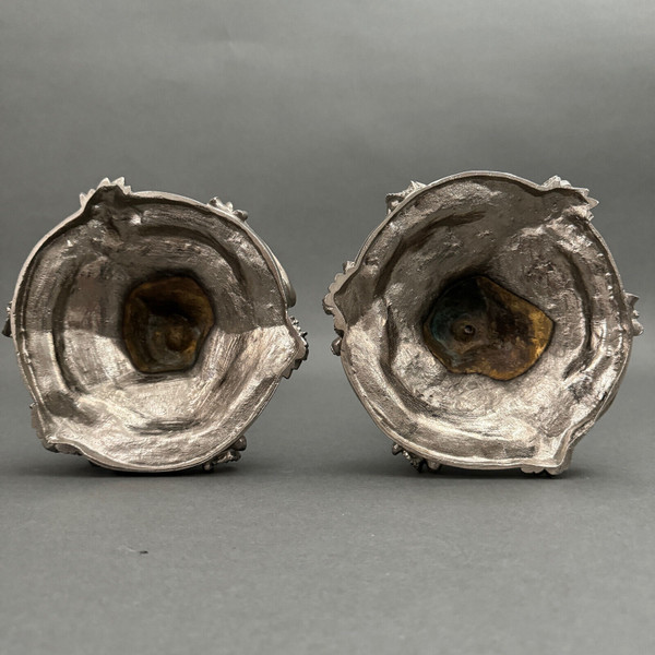 Ein Paar Kerzenhalter aus dem 19. Jahrhundert im Stil von Louis XV aus versilberter Bronze