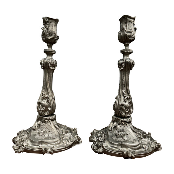 Ein Paar Kerzenhalter aus dem 19. Jahrhundert im Stil von Louis XV aus versilberter Bronze