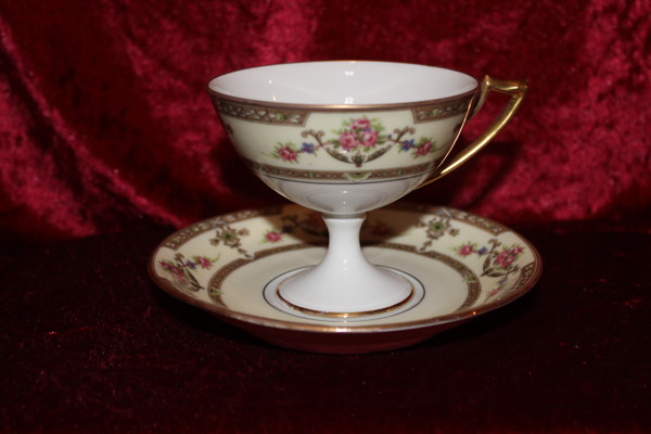 Limoges porcelain tea service with floral design, early 20th century, perfect condition