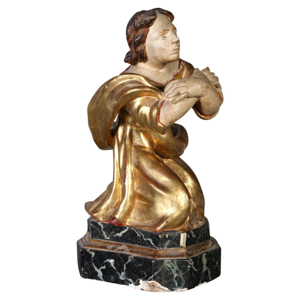 Grande sculpture en bois doré du 18 ème siècle, Saint agenouillé