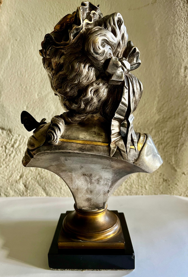 Bronzo argentato e dorato di Auguste PEIFFER (1832-1886), "Giovane donna con farfalla"