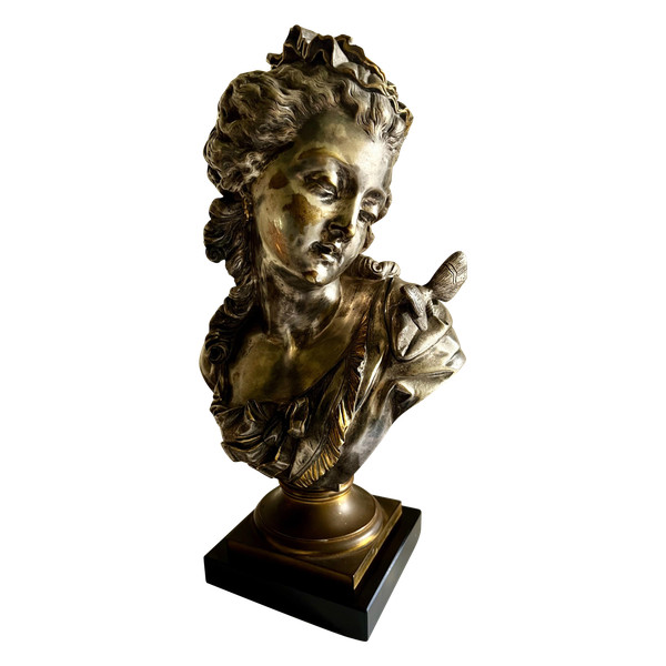 Bronzo argentato e dorato di Auguste PEIFFER (1832-1886), "Giovane donna con farfalla"