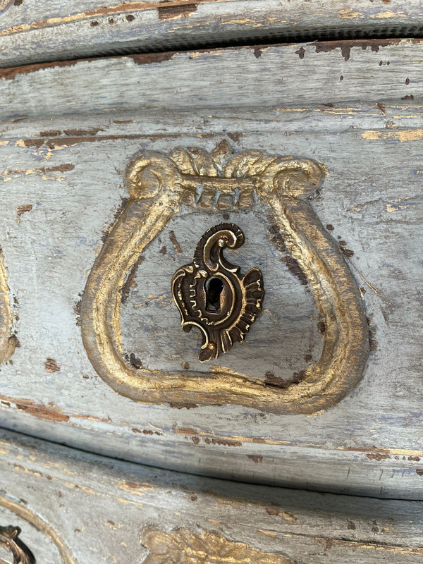 Cassettone a balestra Luigi XV Bell in patina risalente al '900