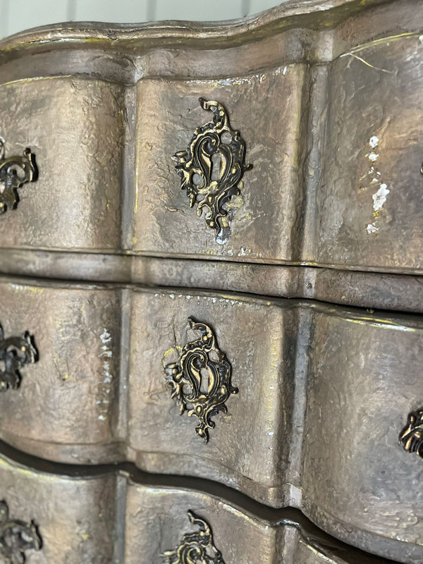 Cassettone a balestra Luigi XV Bell in patina risalente al '900