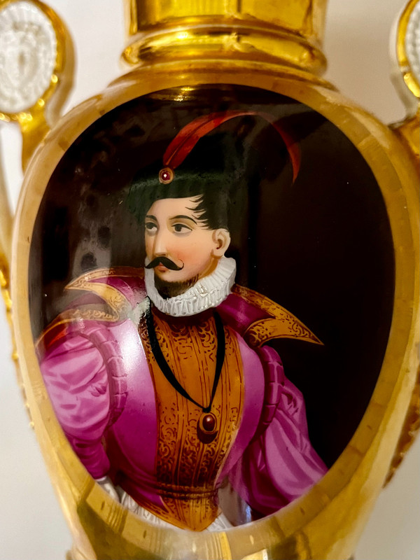 Vaso in porcellana di Parigi del periodo della Restaurazione o Luigi Filippo, decorato a mano.