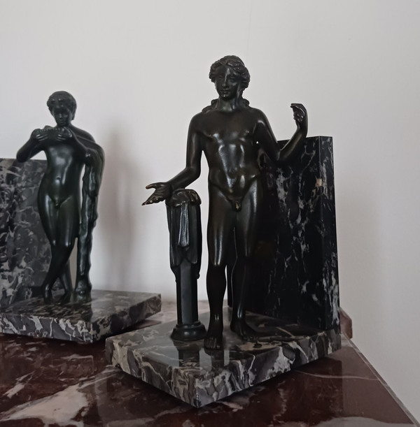 Souvenir der Grand Tour – Paar Buchstützen aus Marmor – Apollo und Flutor Satyr