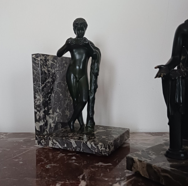 Souvenir der Grand Tour – Paar Buchstützen aus Marmor – Apollo und Flutor Satyr