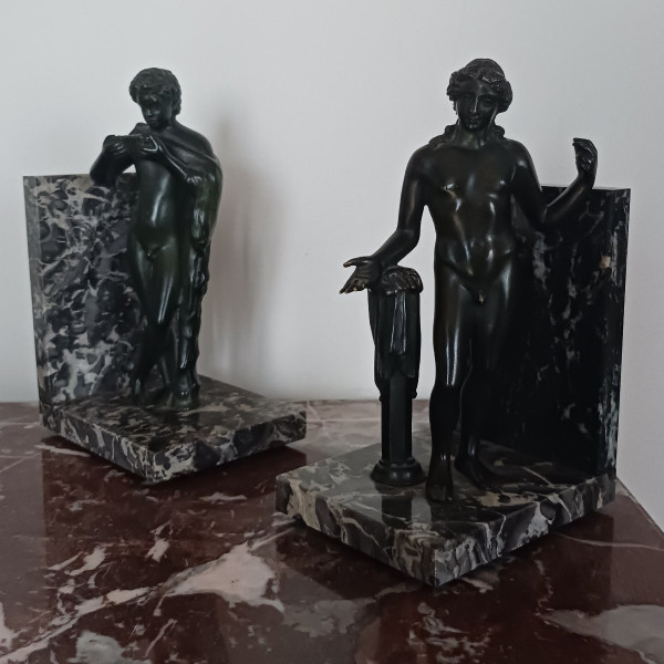 Souvenir der Grand Tour – Paar Buchstützen aus Marmor – Apollo und Flutor Satyr