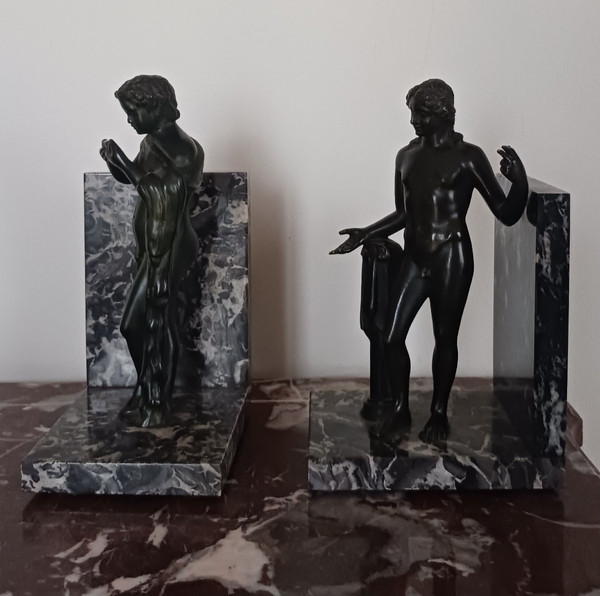Souvenir der Grand Tour – Paar Buchstützen aus Marmor – Apollo und Flutor Satyr