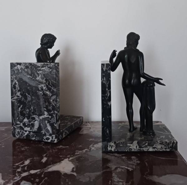 Souvenir der Grand Tour – Paar Buchstützen aus Marmor – Apollo und Flutor Satyr