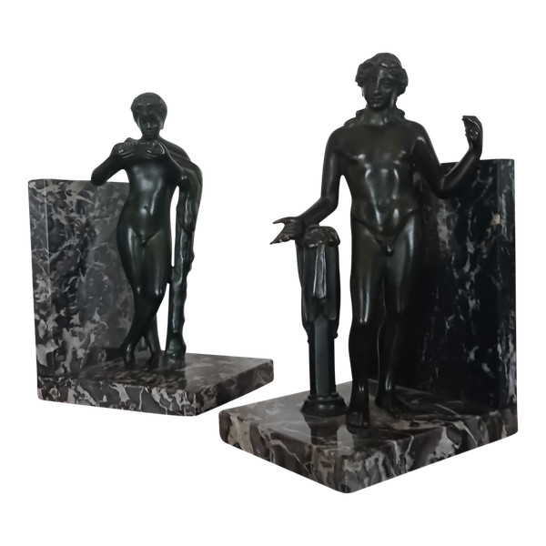 Souvenir der Grand Tour – Paar Buchstützen aus Marmor – Apollo und Flutor Satyr