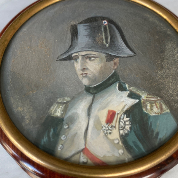 Round magnifying glass box decorated with a miniature of the Emperor by Siopond