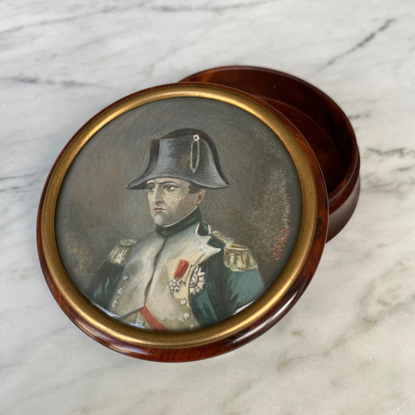 Round magnifying glass box decorated with a miniature of the Emperor by Siopond