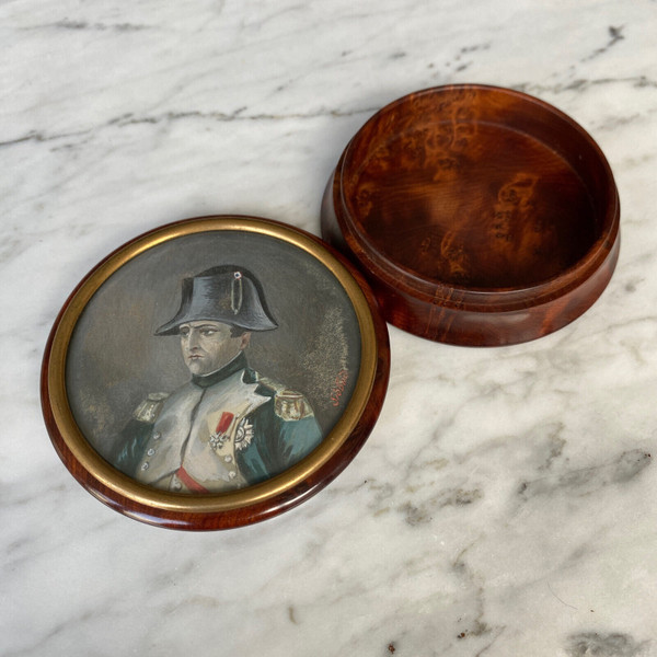 Round magnifying glass box decorated with a miniature of the Emperor by Siopond