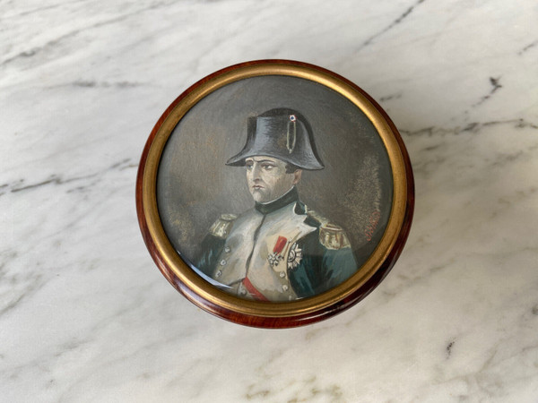 Round magnifying glass box decorated with a miniature of the Emperor by Siopond