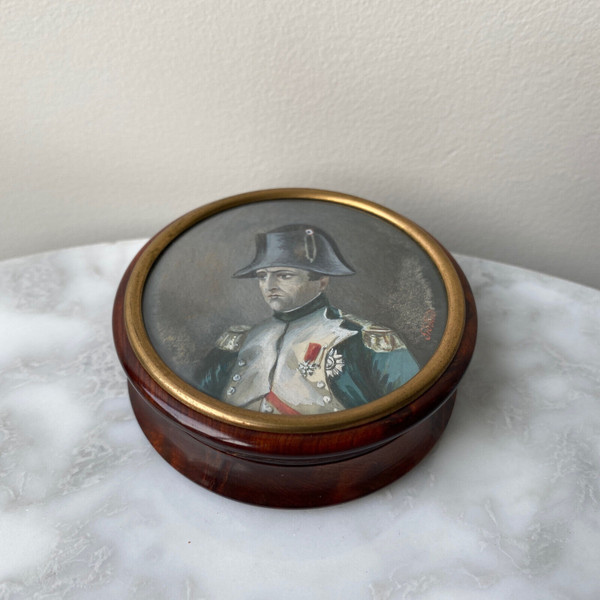 Round magnifying glass box decorated with a miniature of the Emperor by Siopond
