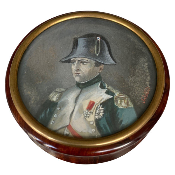 Round magnifying glass box decorated with a miniature of the Emperor by Siopond
