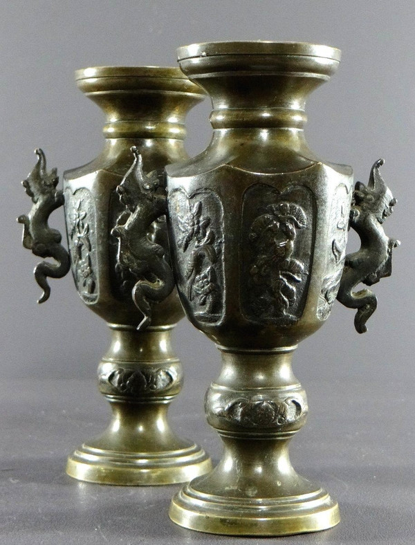 Vietnam, um 1900, Paar Bronzevasen mit einem Dekor aus Vögeln und Blumen.