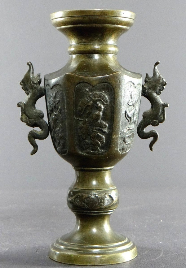 Vietnam, um 1900, Paar Bronzevasen mit einem Dekor aus Vögeln und Blumen.