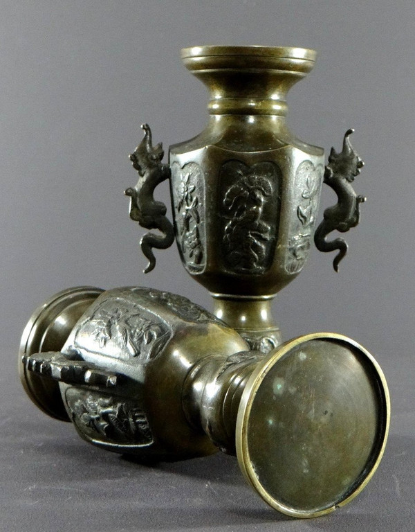 Vietnam, um 1900, Paar Bronzevasen mit einem Dekor aus Vögeln und Blumen.