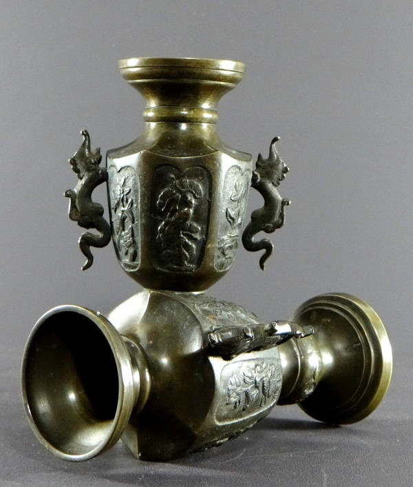 Vietnam, um 1900, Paar Bronzevasen mit einem Dekor aus Vögeln und Blumen.