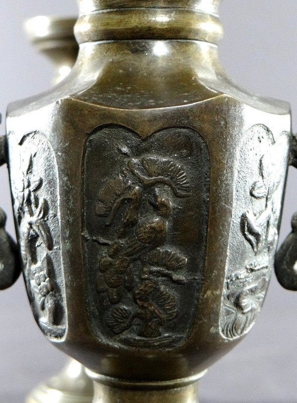 Vietnam, um 1900, Paar Bronzevasen mit einem Dekor aus Vögeln und Blumen.