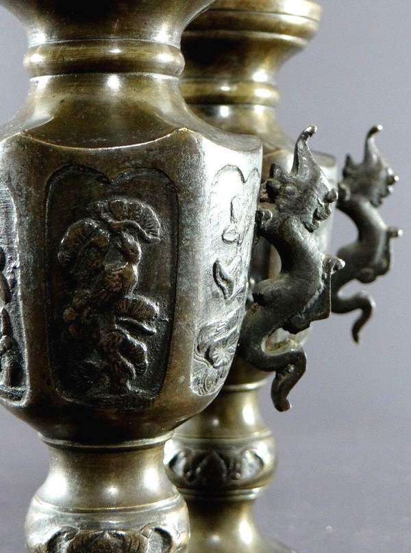 Vietnam, um 1900, Paar Bronzevasen mit einem Dekor aus Vögeln und Blumen.