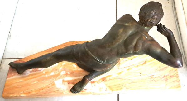 Grande scultura in ghisa del cacciatore che osserva - Art Déco firmata Ugo Cipriani (1887-1960)