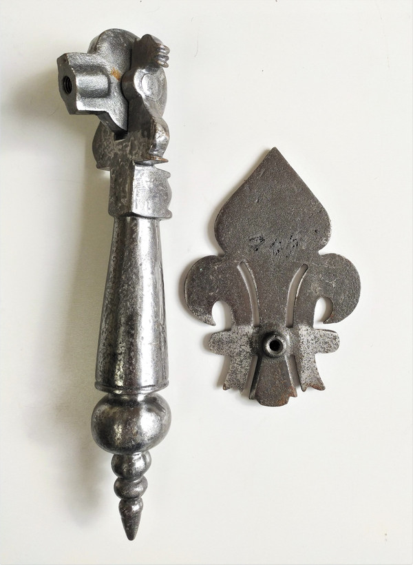 Heurtoir De Porte Ancien En Fer Forgé à La Fleur De Lys