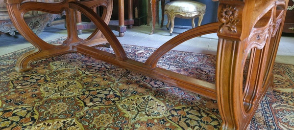 D'après Louis Majorelle : Muséale table école de Nancy en noyer et frêne époque Art Nouveau 