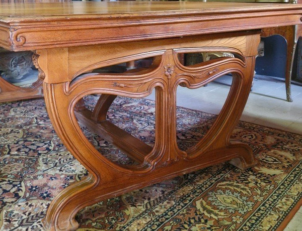D'après Louis Majorelle : Muséale table école de Nancy en noyer et frêne époque Art Nouveau 