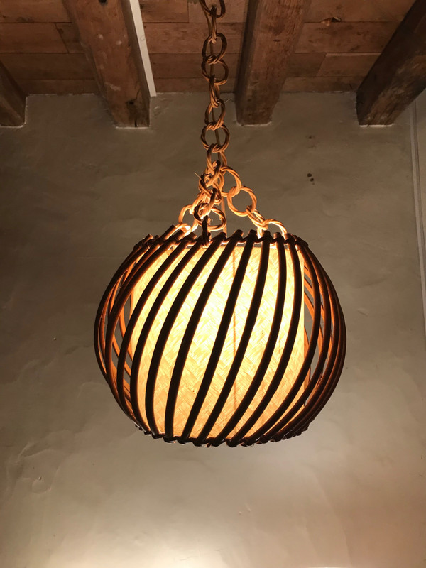 Lampada a sospensione in rattan degli anni '50.