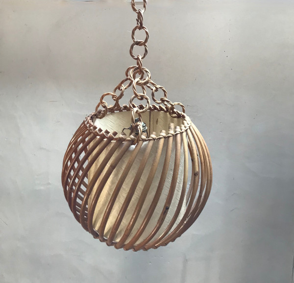 Lampada a sospensione in rattan degli anni '50.