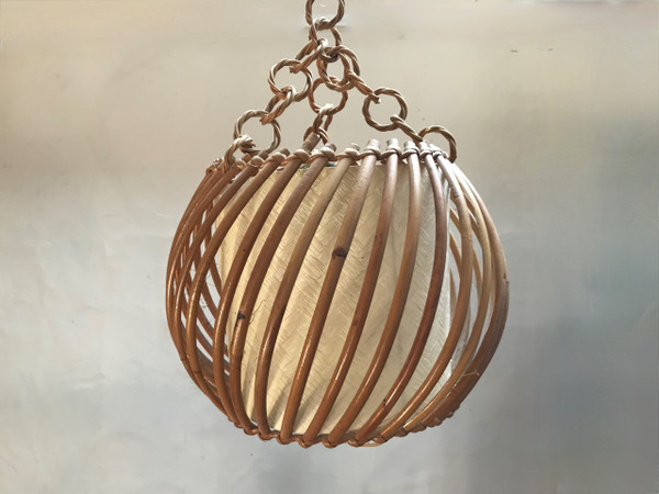 Lampada a sospensione in rattan degli anni '50.