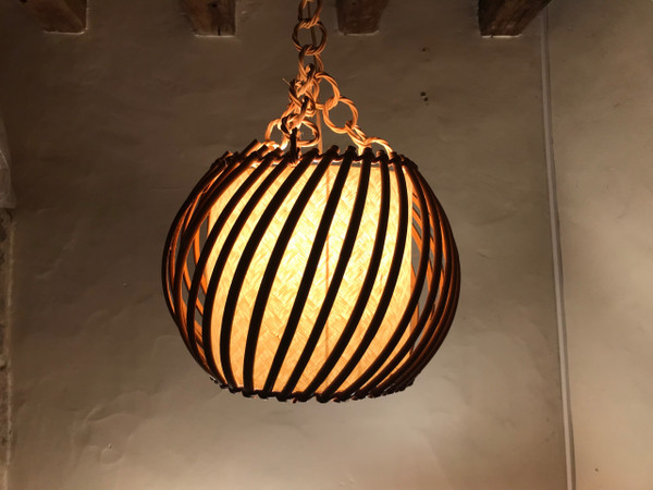 Lampada a sospensione in rattan degli anni '50.