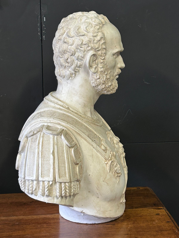 Grande ritratto di imperatore romano con corazza - Scultura in gesso del XX secolo