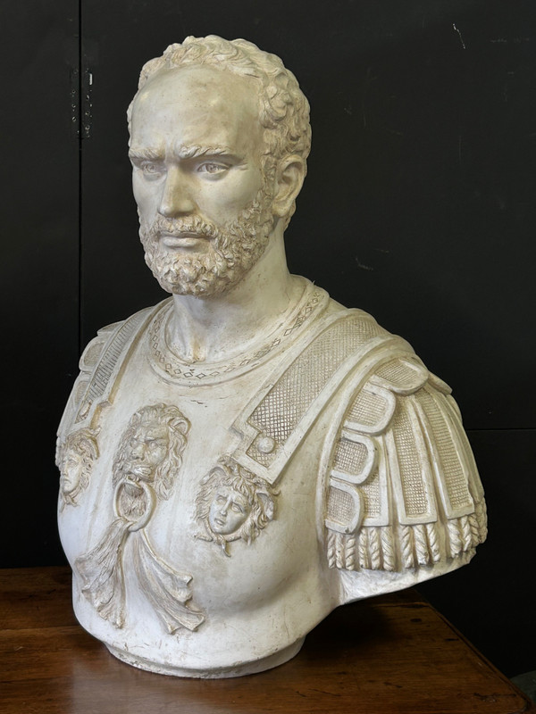 Grande ritratto di imperatore romano con corazza - Scultura in gesso del XX secolo