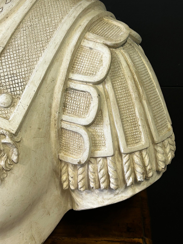 Grande ritratto di imperatore romano con corazza - Scultura in gesso del XX secolo