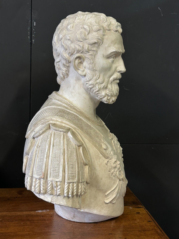 Grande ritratto di imperatore romano con corazza - Scultura in gesso del XX secolo