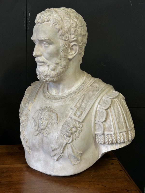 Grande ritratto di imperatore romano con corazza - Scultura in gesso del XX secolo