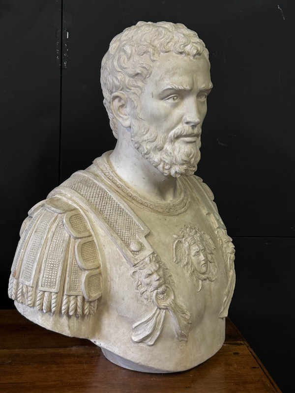 Grande ritratto di imperatore romano con corazza - Scultura in gesso del XX secolo
