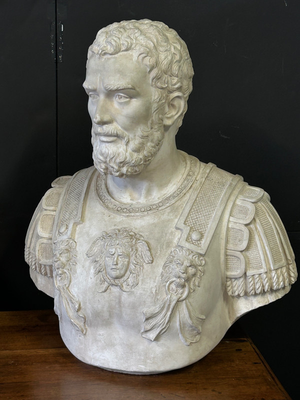 Grande ritratto di imperatore romano con corazza - Scultura in gesso del XX secolo