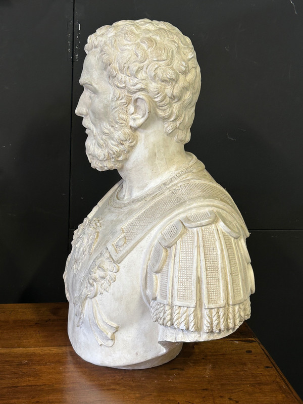 Grande ritratto di imperatore romano con corazza - Scultura in gesso del XX secolo
